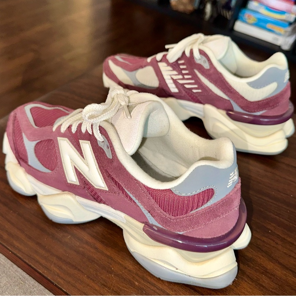 New Balance
9060 Washed
Burgundy